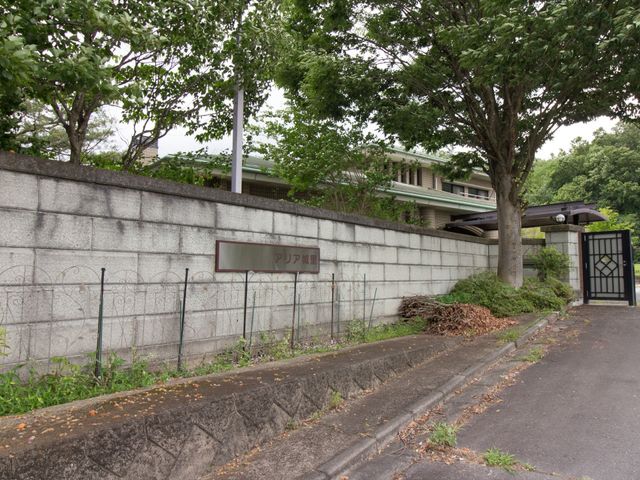 エントランス標識付き外構 正門 緑豊かな通りに面したエントランスです。ゆったりとした敷地入口から、安心感ある環境がお迎えします。