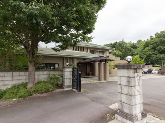 緑に囲まれた建物エントランス