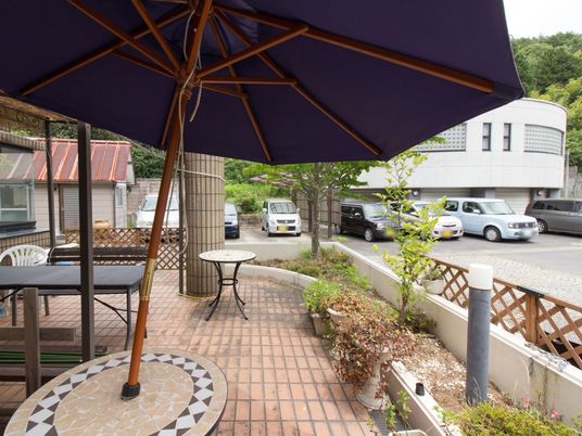 屋外パラソル付きテーブル