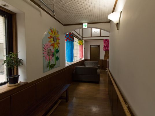 廊下に飾られた花の装飾