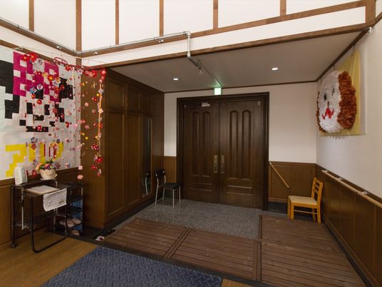 エントランスのカラフルな装飾