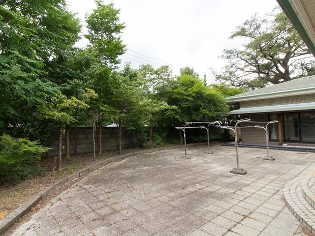緑豊かな中庭 裏庭 豊かな自然に囲まれた休息スペースで、新しい職場でのリフレッシュタイムを想像してみてください。緑に満ちたこちらで、職員も利用者も憩いのひと時を楽しむことができます。
