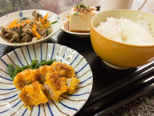 栄養バランスの取れた食事例 食事 彩り豊かなバランスの良い食事が提供されており、健康的な生活をサポートしています。