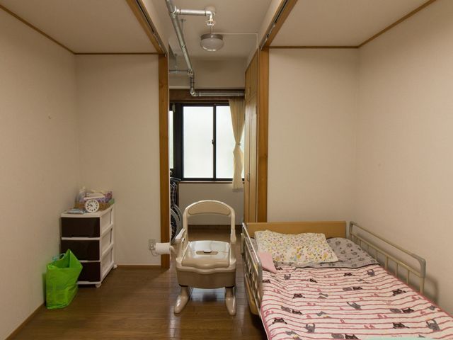 居室の内部風景 居室 広々とした室内には、必要な家具が配置され快適な生活空間が確保されています。窓からは自然光が差し込み、温かみのある雰囲気を演出しています。