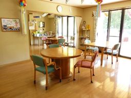 明るい採光の休憩スペース