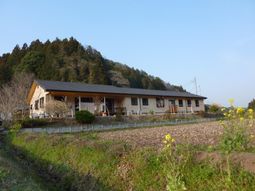 自然に囲まれた施設外観