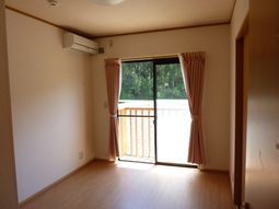 明るい居室の窓とカーテン