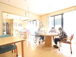 日差し溢れる明るい食堂