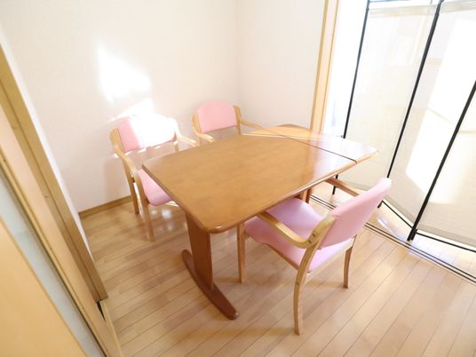 明るい居室のテーブルセット
