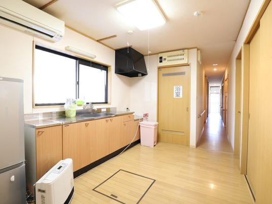 明るいキッチンと廊下