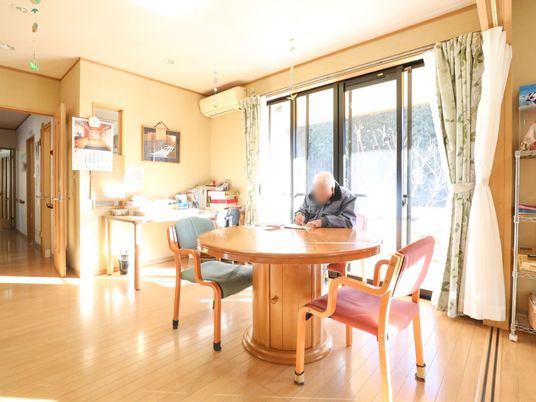 円卓のある明るい部屋