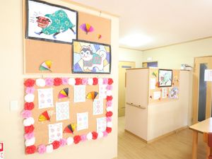 掲示物飾る廊下の一角