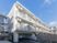 白い外壁のモダンな建物