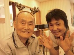 笑顔の高齢者とスタッフ