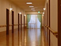 明るい廊下の風景