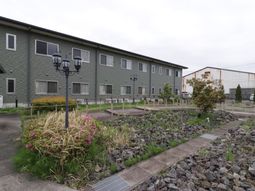 緑豊かな建物外観