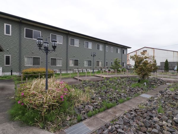 緑豊かな建物外観