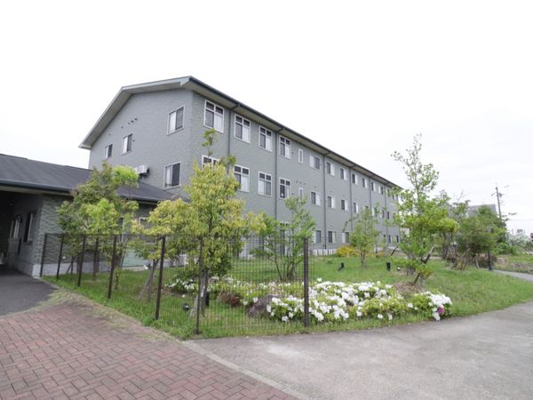 静かな庭のある建物