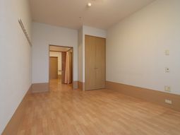 明るい木目調の部屋