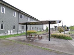 中庭のベンチと植栽