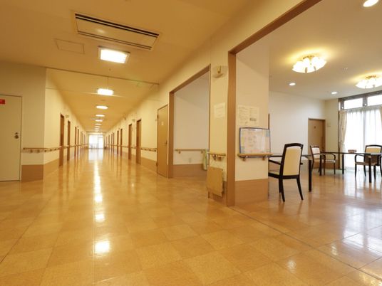 明るく広い廊下と食堂