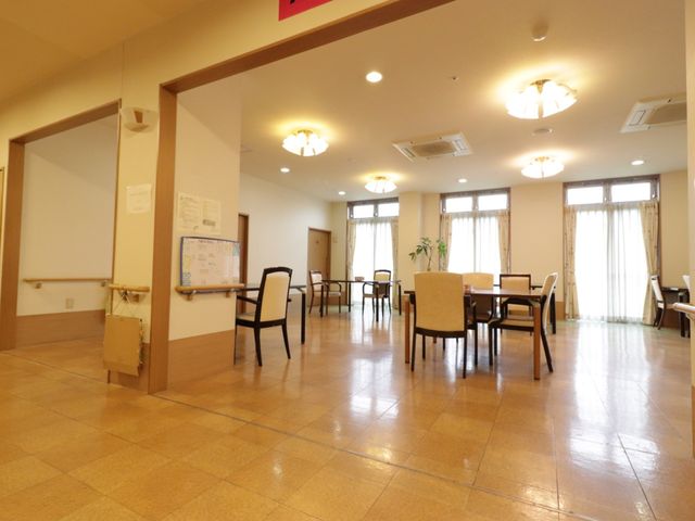 広々とした明るいダイニング リビング ゆとりあるダイニングで、明るく開放的な雰囲気の中、食事の時間をお過ごしいただけます。安心して働ける職場環境を目指しています。
