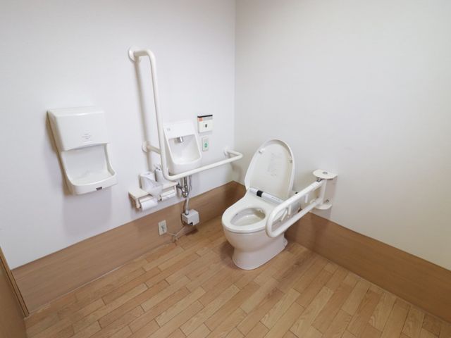 手すり付き清潔なトイレ トイレ サポートが必要な方も安心してご利用いただける、手すり完備の清潔なトイレ空間です。設備が整った環境は、働きやすさにも繋がります。