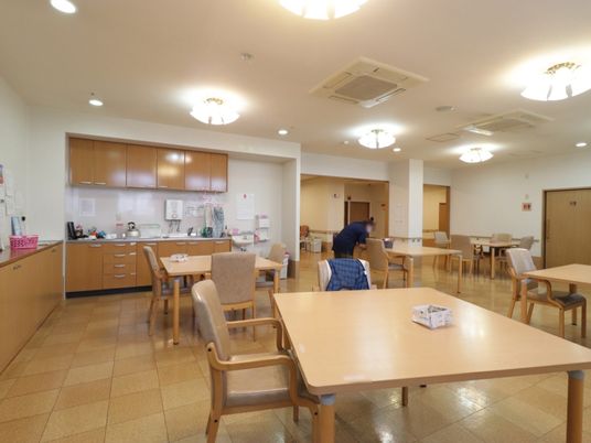 広々とした明るい食堂