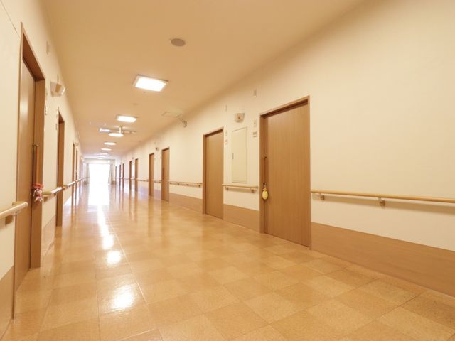 手すり付きの明るい廊下 廊下 壁に沿った手すりが設けられた、ゆったりとした廊下です。安心して歩行ができる配慮が随所に見られます。