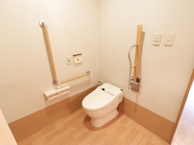 バリアフリートイレ設備 トイレ 手すり付きで使いやすい居室のトイレです。清潔で安全を考慮した設計になっており、快適にお使いいただけます。
