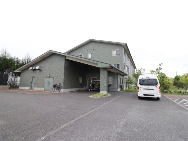 緑豊かな外観の建物 外観 広々とした駐車スペースがある落ち着いた色合いの建物です。通勤に便利な環境が整っています。