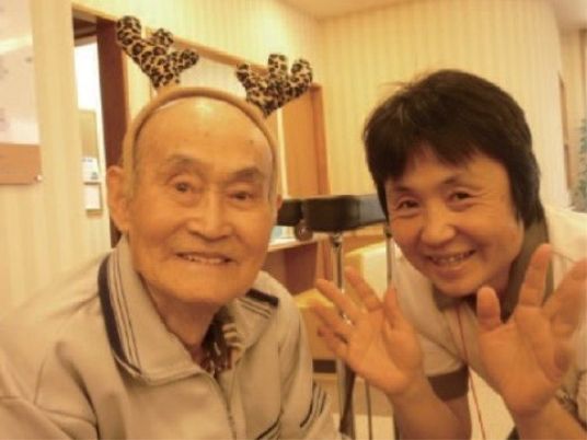 笑顔の高齢者と職員
