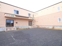 外壁が明るい建物の正面