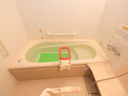 手すり付き浴槽