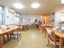 明るい食堂の様子