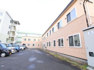 広い駐車場のある施設外観