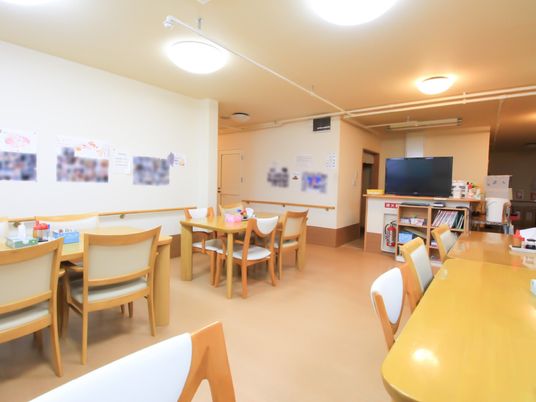 広々とした明るい食堂