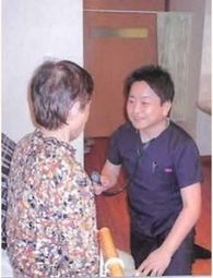 笑顔のスタッフと利用者