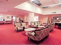 赤い絨毯の明るいラウンジ