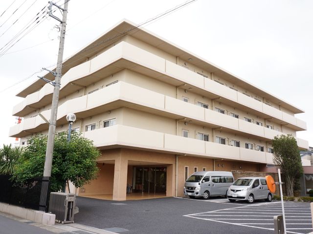 朗らかな外観の建物 外観 広々とした駐車スペースがあり、清潔感のあふれる建物外観です。