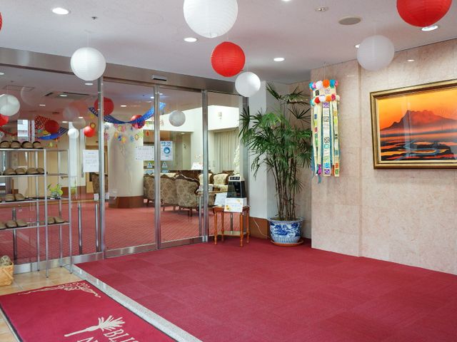 明るいエントランス風景 玄関 和洋を融合させたエントランスは、訪れる人を暖かく迎えます。明るく開放的な空間が心地よく、安らぎを提供します。