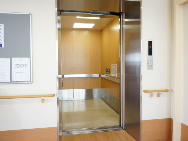 清潔なエレベーター エレベーター ゆったりと広い空間のエレベーターは、快適な移動を助けてくれます。