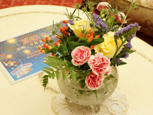 色とりどりの花のアレンジメント 生け花 暖かみのある装飾と、心を和ませる花々が迎えてくれます。
