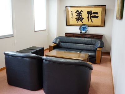 和風掛け軸のある応接スペース