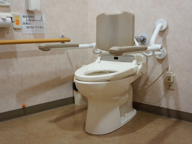 バリアフリートイレ設備 トイレ 安全に配慮された手すり付きのトイレ空間。利用者の快適さを考えた設計です。