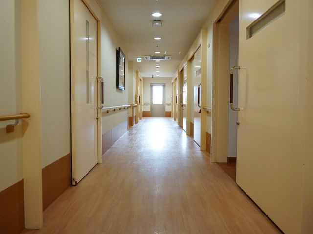 清潔な廊下の様子 廊下 手すり付きで安全を考慮した明るい通路です。ゆったり歩ける広さがあります。