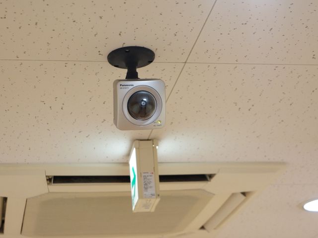 監視カメラ設置天井 廊下天井 安全を守るための監視カメラが設置されています。安心して勤務できる環境です。