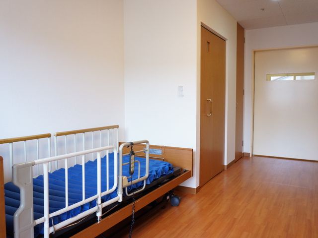 快適な居室の一角 居室 清潔感のあふれる居室には、使いやすいベッドと広々としたスペースがあります。