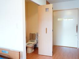居室の入口とトイレ