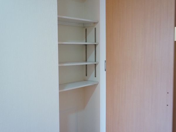 壁に取り付けられた棚
